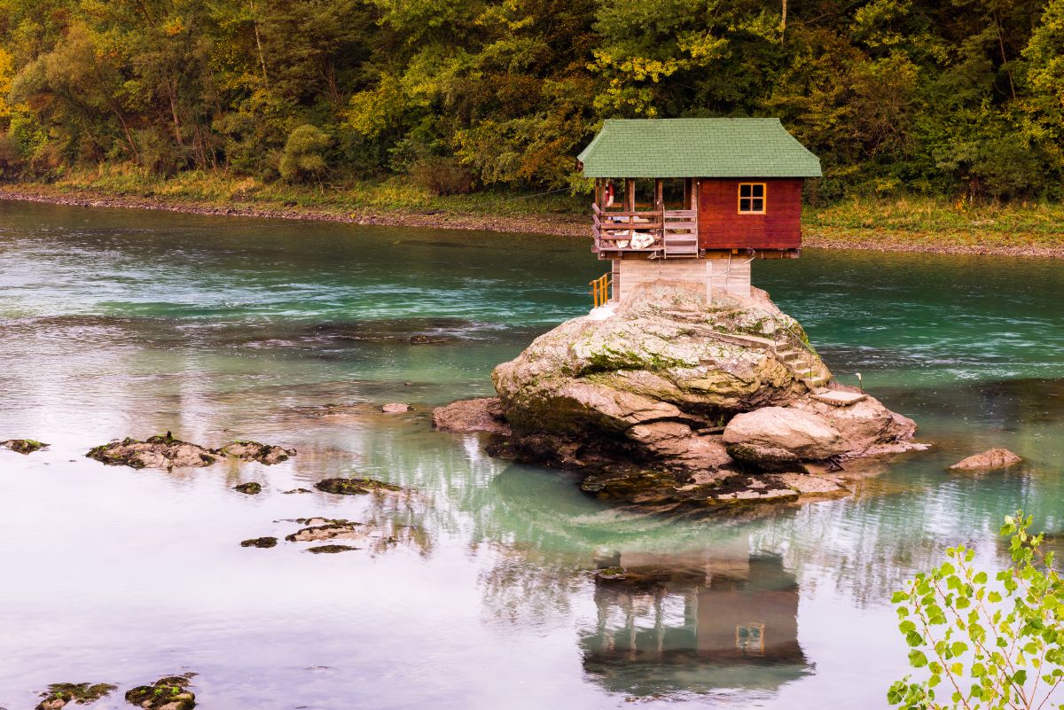 Dom na środku rzeki Driny (Serbia). Fot. Alberto Loyo / Shutterstock.com